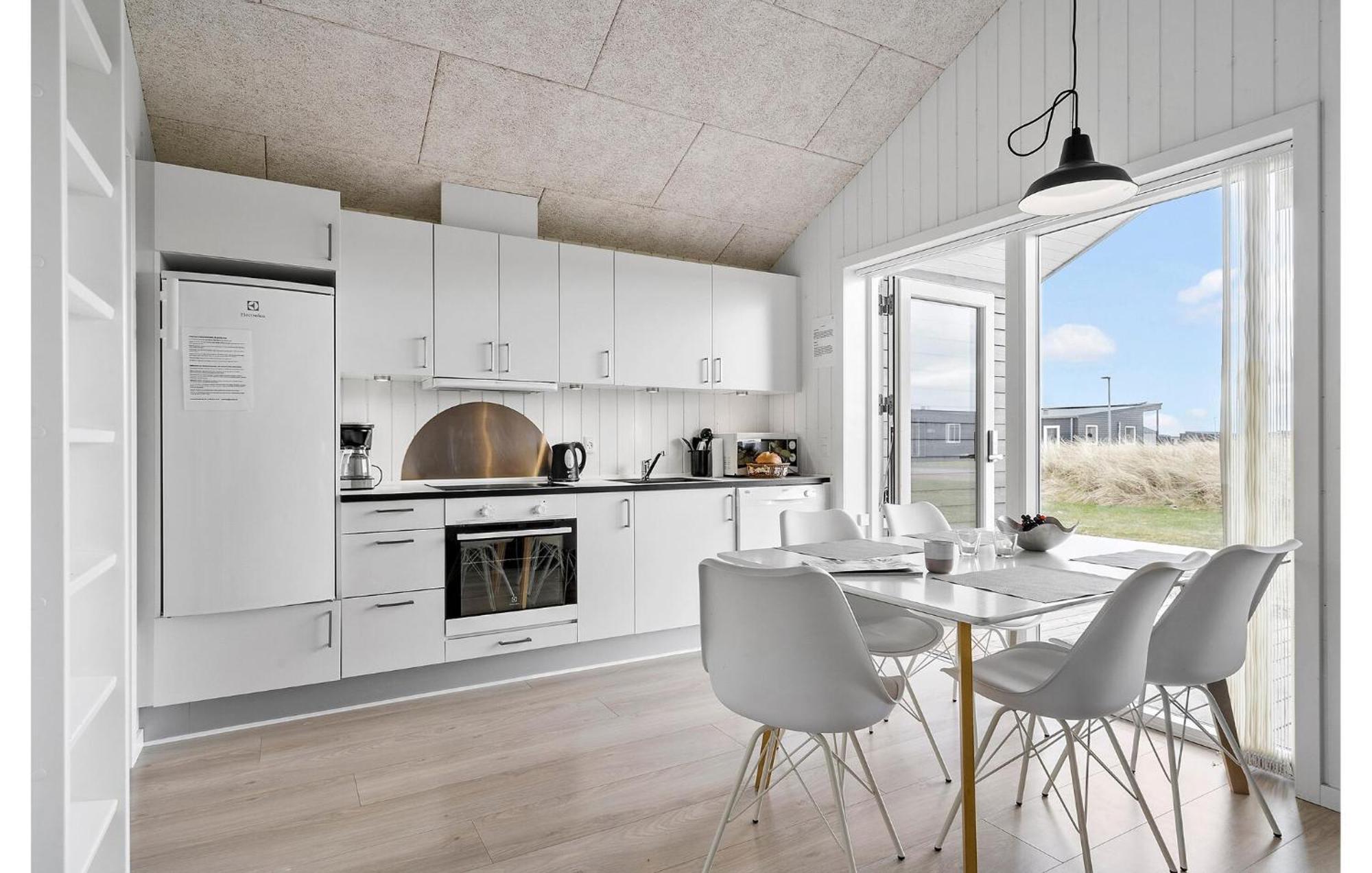 Amazing Home In Ringkobing With Kitchen Sondervig Exterior photo